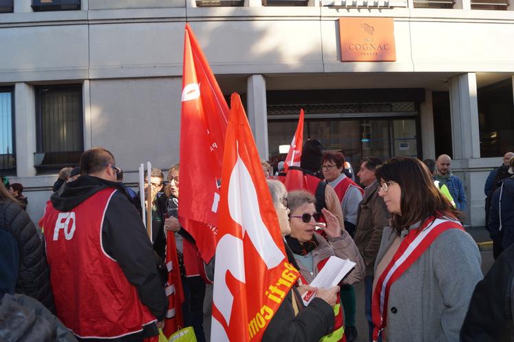 500 manifestants se sont retrouvés sous les fenêtres du BNIC, le 28 novembre, à l'appel de syndicats de salariés CGT, FO et CFDT. Représentant l'agriculture, une poignée de sympathisants de la Confédération paysanne étaient présents.