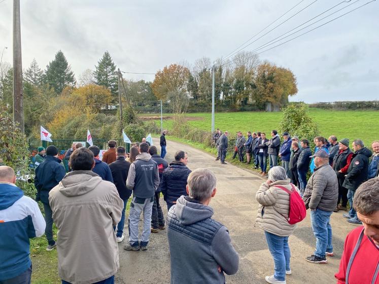 Près de soixante exploitant(e)s sont venus marquer leur indignation, le mardi 26 novembre à Saint-Romans-lès-Melle.