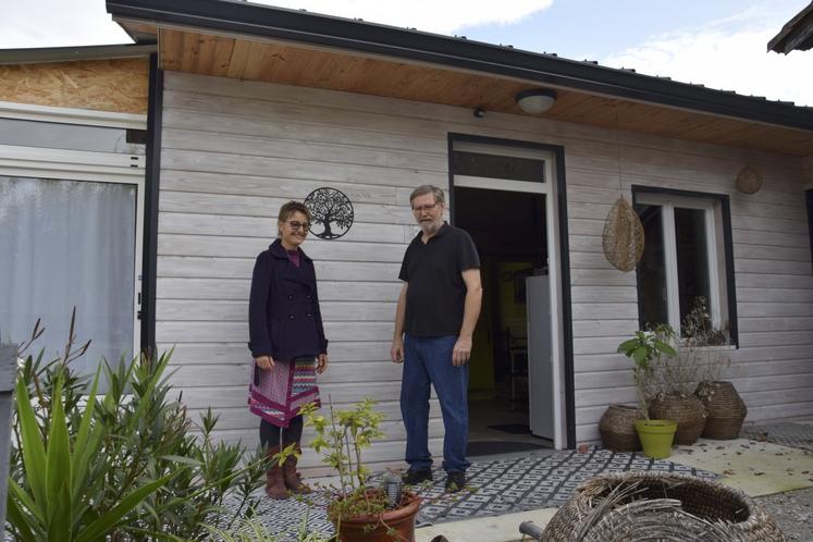 Céline Saulnier et Philippe Moreau devant le gîte situé à Angeduc.