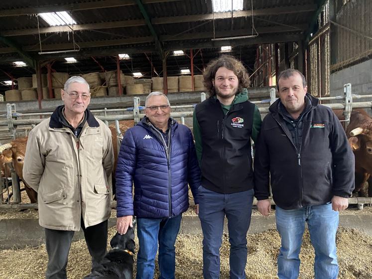 Lucas Boulat, 22 ans, présentera sept Limousines au concours de l'Apocab. Il est entouré de Jean-Michel Ayrault et Joël Denis, vice-président et président de l'Apocab, et de Damien Berteau, conseiller alimentation Alicoop.