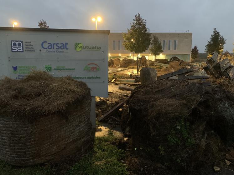 Mercredi soir, les Jeunes agriculteurs ont déversé du lisier et des pneus devant la MSA des Charentes, la préfecture, la Direction des territoires, l'Office national de la biodiversité... Edgar Cloerec, directeur général de la MSA, parle de "dégâts très importants. Les accueils sont fermés jusqu'à nouvel ordre. Cette violence est réelle et injustifiée. Certes nous appelons des cotisations, mais nous accompagnons le mal-être des agriculteurs au quotidien".