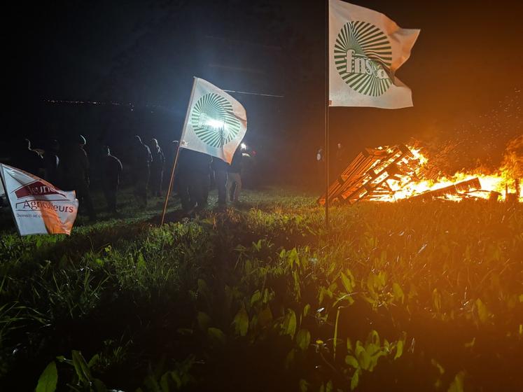 Les premiers "feux de la colère" ont été allumés lundi soir sur 6 ronds-points, dont celui de Jaunay-Marigny, entre Neuville et Châtellerault.