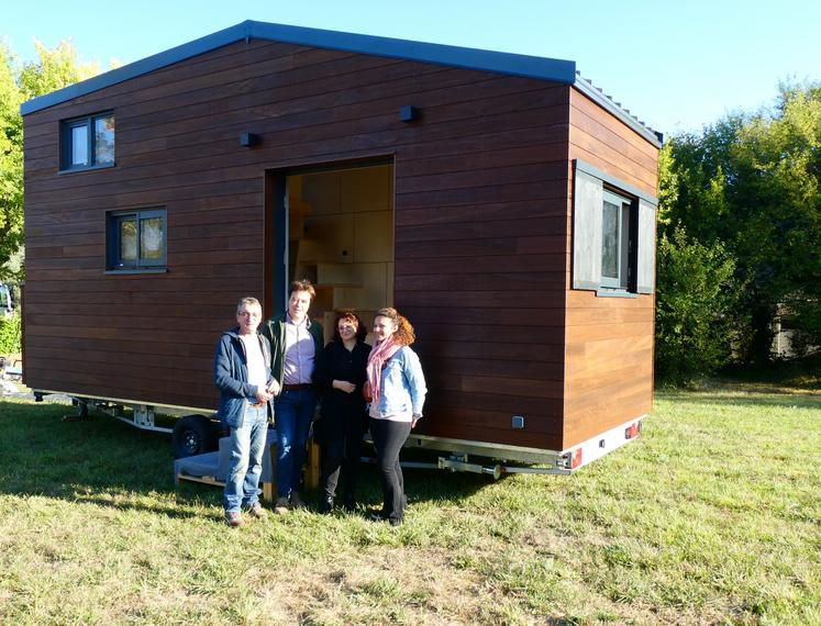 La 1ère tiny house de Poitou Habitat jeunes a été installée à Sèvres-Anxaumont. Les communes ou les propriétaires privés, intéressés pour recevoir de façon périodique une tiny house peuvent contacter l'association.