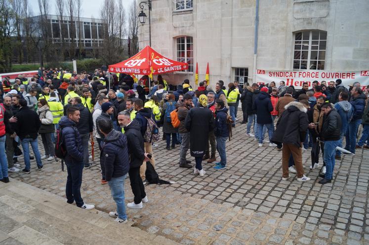 Le mouvement de grève devant la boutique Hennessy, rue de la Richonne à Cognac, s'est poursuivi le mercredi 20 novembre.