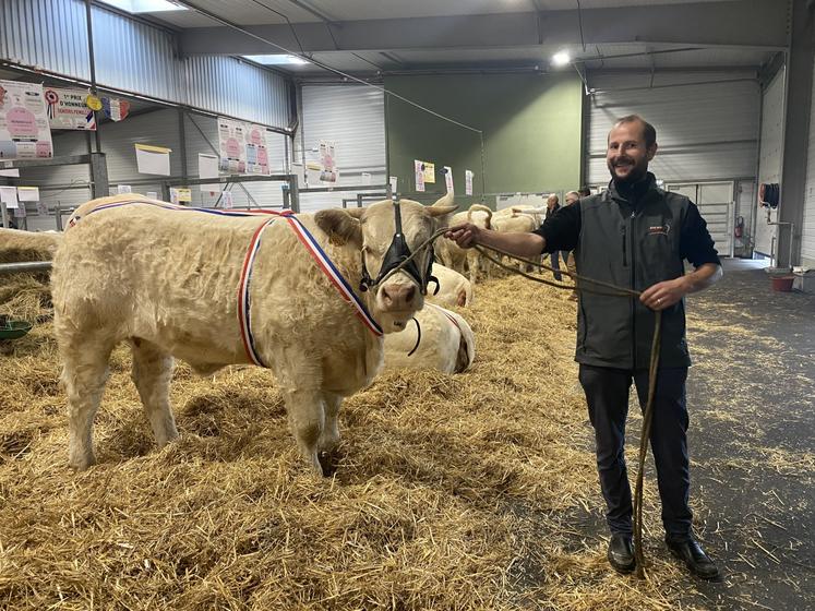 David Decoux (Lageon) et sa génisse Unestar, premier prix d'honneur junior femelle.