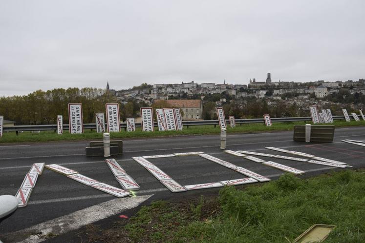 Voie de l'Europe, à Angoulême, les agriculteurs ont utilisé les panneaux pour former des messages : "Non au Mercosur", "Stop aux normes".