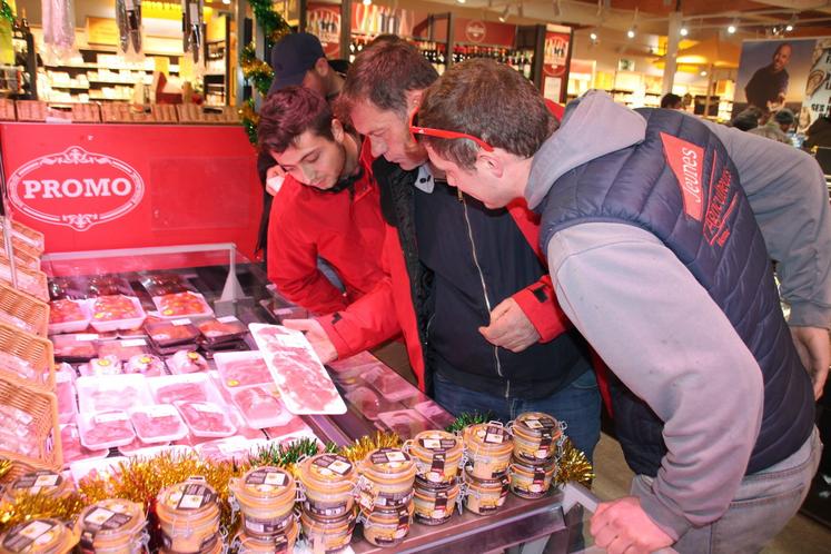 Mercredi, les agriculteurs sont allés au magasin Grand Frais pour contrôler l'origine de plusieurs produits.