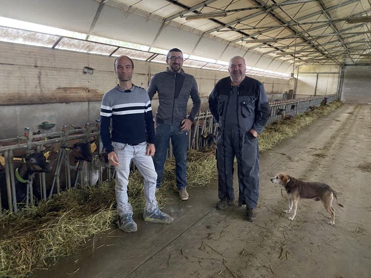 Guillaume Durand (au centre) a régulièrement été associé aux décisions concernant l'exploitation, qu'Isabelle et Alain Durand (à droite) ont toujours vue comme une entreprise familiale au sens large. À gauche, Rémi Couvet, le conseiller caprin d'Eilyps.