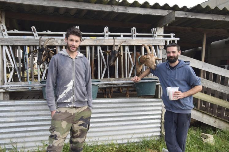 Paul Bertrand et Nicolas, devant l'atelier chèvre de la Ferme du Pas à Nersac.