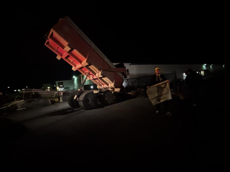 Les entrées ont été bloquées par des tracteurs ou des déchets déversés.