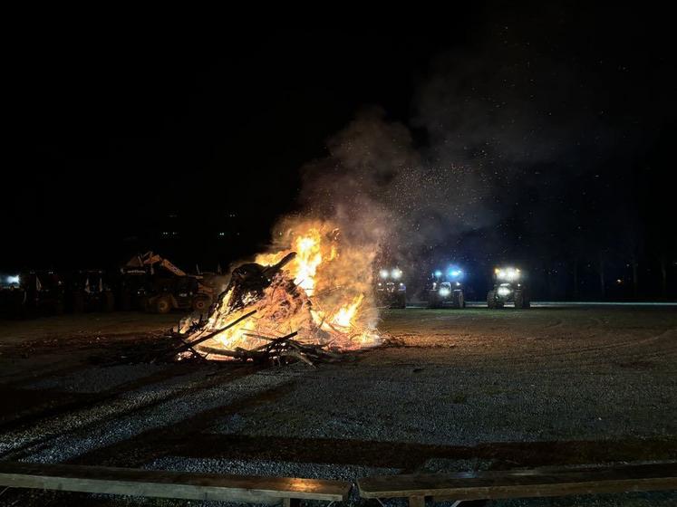 Lundi 18 novembre au soir, près de 80 agriculteurs se sont rassemblés autour d'un feu de la colère à Noron (Niort) après avoir roulé en cortège de tracteurs sur le Boulevard de l'Atlantique.