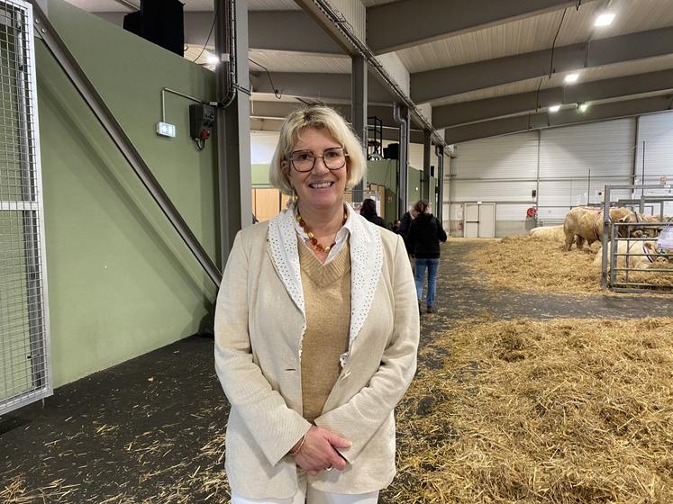 Emmanuelle Ménard, maire de Bressuire, dans le hall des concours de Bocapole.