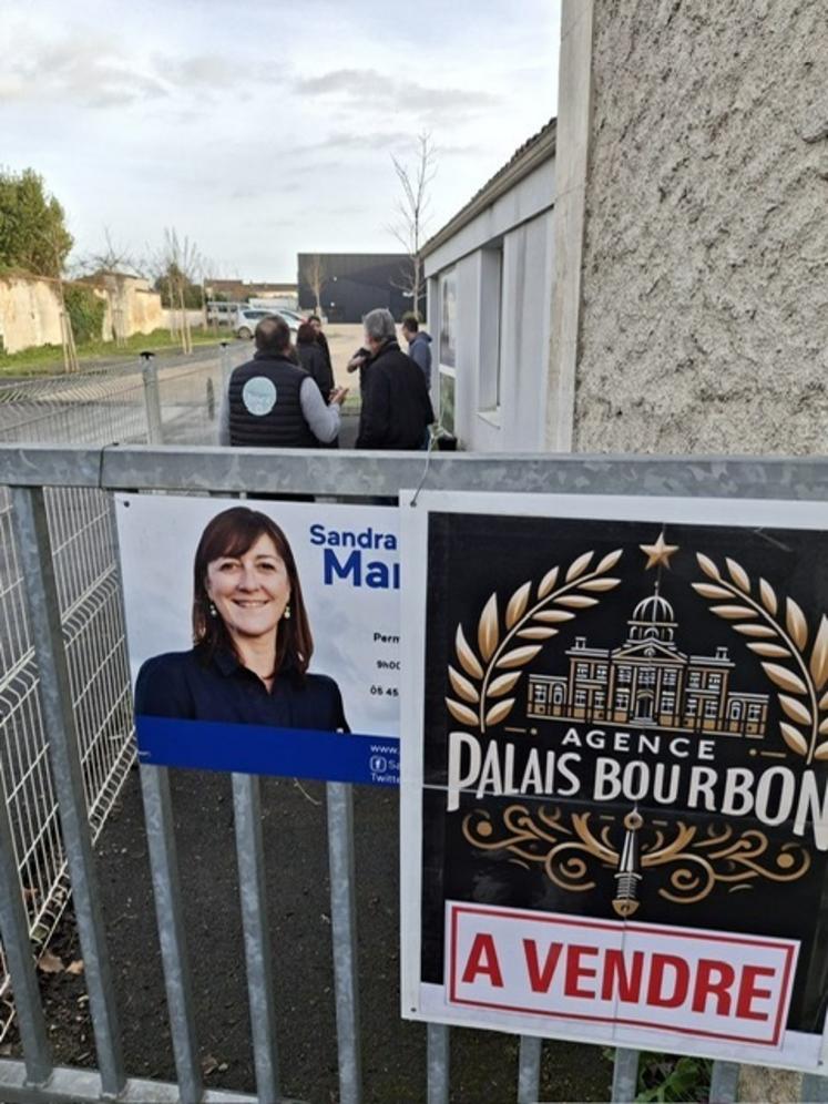 La permanence de la députée de la 2e circonscription a également été visée.