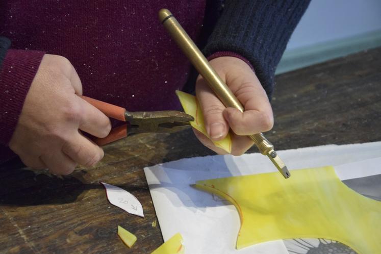 Le travail du verre se réalise avec différents outils : couteau, marteau, coupe-verre...