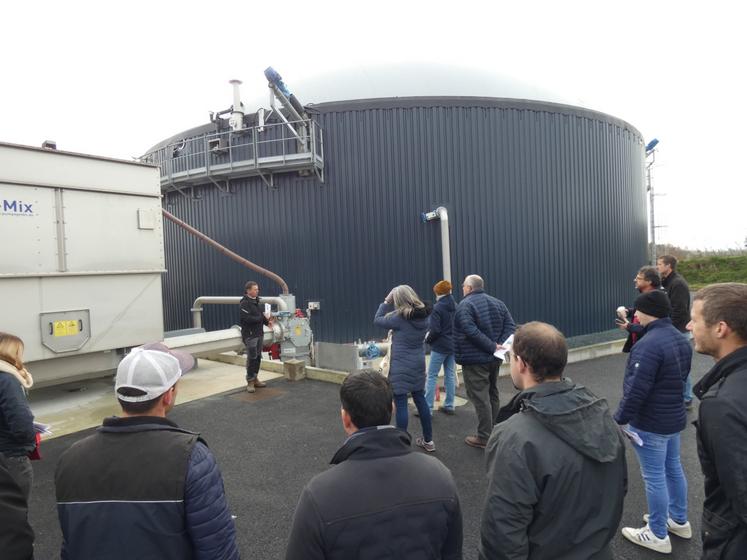 Avec la vingtaine de participants présents lors de cette visite, il a été question de gestion de la température, qui doit être maintenue entre 38 et 42 °C en été comme en hiver, d'organisation de la campagne pour les cultures intermédiaires à valorisation énergétique (CIVE) et de leur articulation avec les autres productions, ou encore de la préparation du démarrage d'une unité de méthanisation.