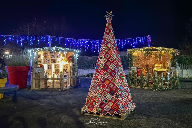 À Fleuré, les décorations sont réalisées uniquement à partir de matériaux et d'objets de récupération. Pour le sapin, depuis le mois de mars, près de 300 carrés ont été crochetés et cousus lors de l'atelier Tricot de la bibliothèque et l'ossature (2,80 m de haut) réalisée par les Bricol Loups, des passionnés qui partagent leur savoir-faire pour réaliser l'aménagement des chalets et des autres décorations.