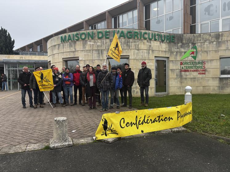 La Confédération Paysanne proposait une réunion sur l'assurance récolte.