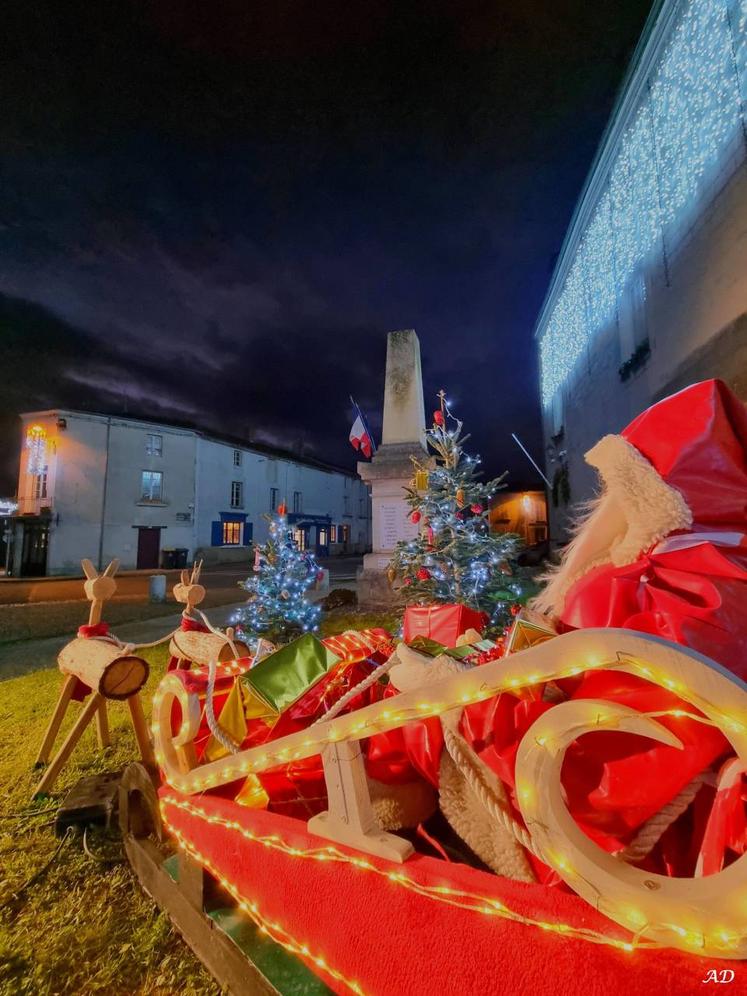 Au pied de la mairie de Monts-sur-Guesnes, des rennes courent devant le Père Noël sur son traîneau.