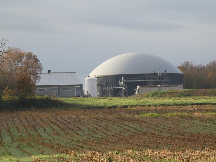 L'unité de méthanisation de la SAS Métha Vell est dotée d'un unique digesteur, sur la commune de Rioux. Pour l'alimenter, Cédric et Guillaume Bodin bénéficient entre autre des fumiers issus de leur propre exploitation, de ceux apportés par deux éleveurs voisins (vaches allaitantes et ovins), de vinasses de Revico et d'issues de céréales d'Océalia.