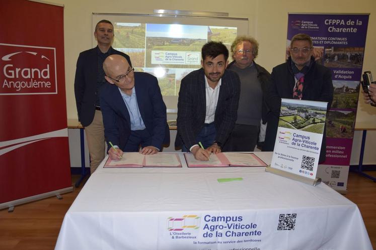 Laurent Gaudré, directeur du CFA-CFPPA du Campus agro-viticole, et Xavier Bonnefont, président de Grand Angoulême, ont signé une convention le mardi 26 novembre.