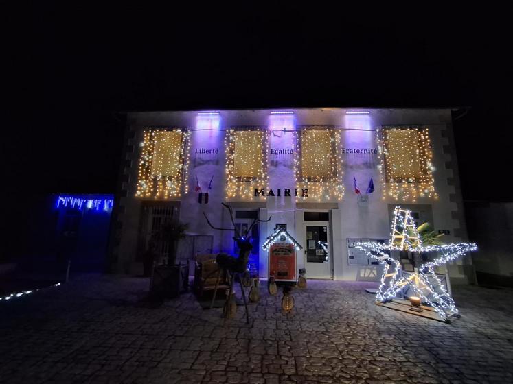 À Mazerolles, les décorations sont confectionnées par les agents communaux.
Chaque année, un élément nouveau est installé. Cette année : l'étoile lumineuse.