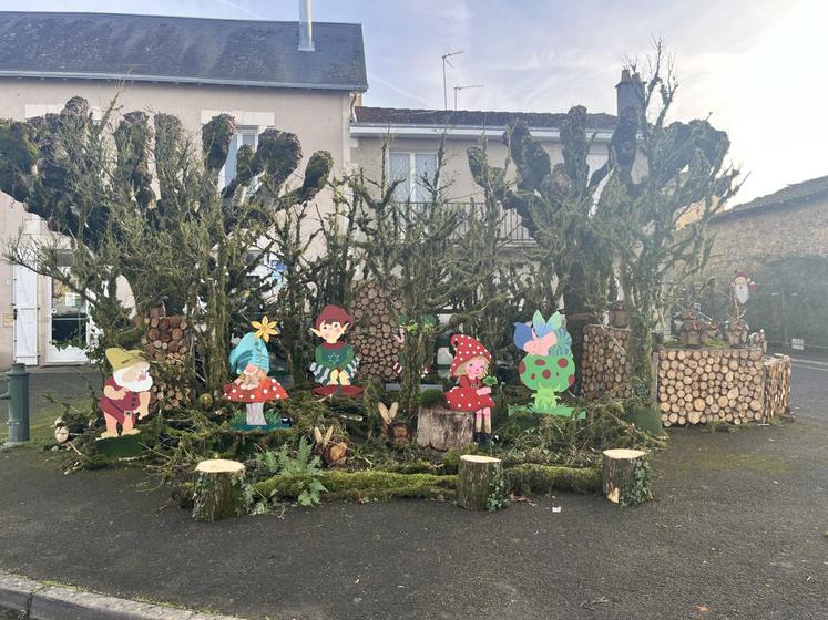 À Champagné-Saint-Hilaire, des petits lutins s'affairent dans les ateliers municipaux plusieurs mois avant l'arrivée de Noël.