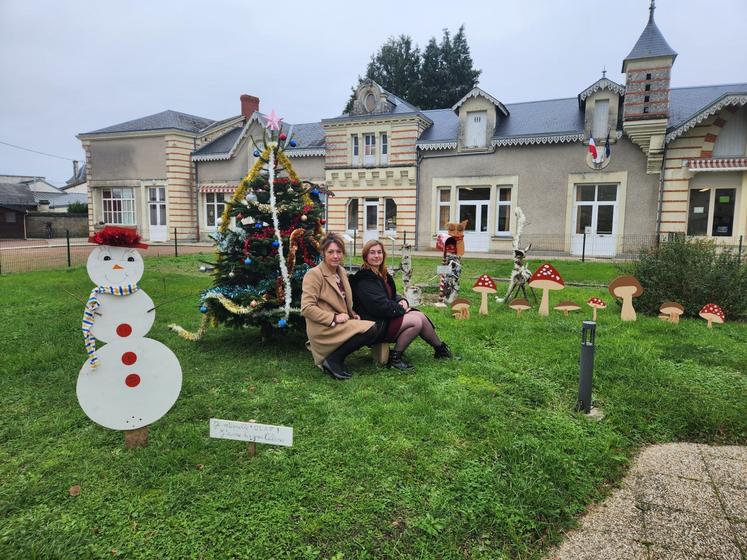 Patricia Champigny, maire de Bournand et Maëliss Caillebault, secrétaire de mairie devant les décorations installées entre la mairie et l'école publique par les agents techniques.