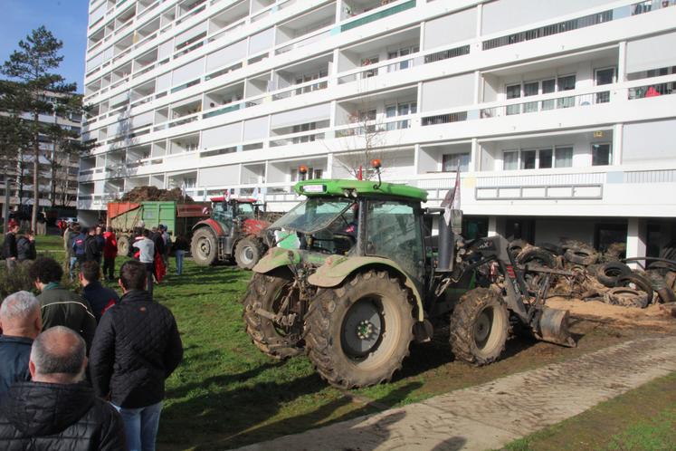 Des agriculteurs de la FNSEA et de JA de la Vienne, s'en sont pris à la permanence parlementaire de Lisa Belluco, à Poitiers.