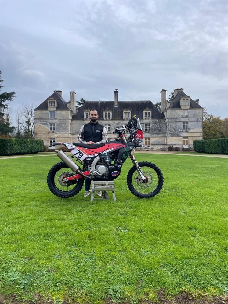 Maxime pose devant le château de la Taillée, à Échiré, où il a organisé une soirée de soutien à son projet. Sa 450 Fantic Rallye sera son alliée pour faire près de 700 bornes par jour dans le désert. 