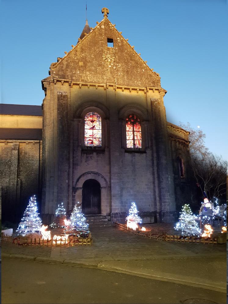 À Jazeneuil, les agents techniques installent les décorations illuminées tous les soirs, tout comme les vitraux de l'église.