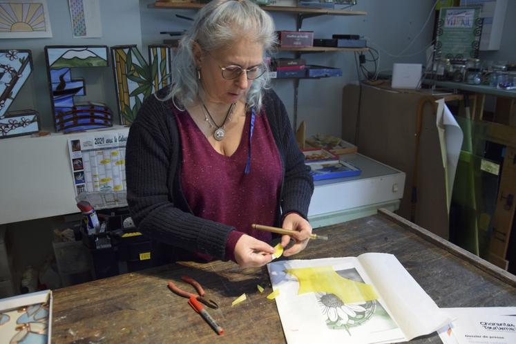 Cécile Bosseboeuf fait partie de l'association les EstiHalles à Villebois-Lavalette, dont la boutique regroupe 16 artisans locaux.