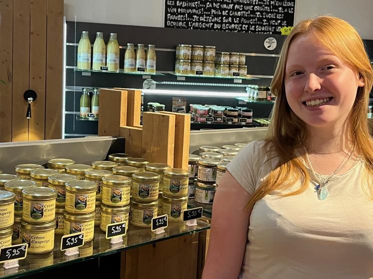 
Les produits du terroir sont à l'honneur à La Maison de Pays du Loudunais, à Chalais. Paulyne est devant des produits à base d'asperges de  Belle de Briande.