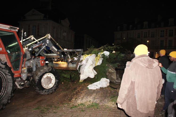 Un sapin composé de bâches, de déchets, de branches, de pneus, a été érigé devant la préfecture.