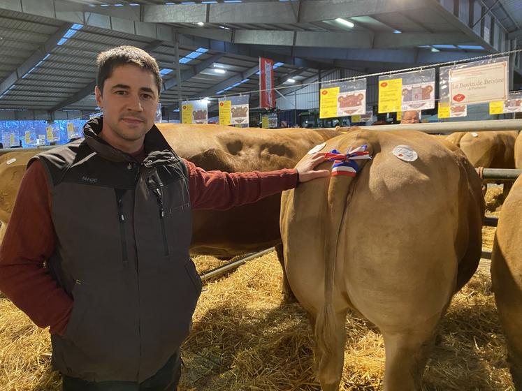 Benoît Boissinot n'avait pas participé depuis le Covid. Ses trois vaches ont été primées (en fond, le bovin de Bronze), "ce qui ne garantit pas un prix correct d'achat", vigile l'éleveur.