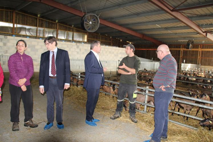 Les visites d'élus sont l'occasion de les sensibiliser aux problématiques des agriculteurs.