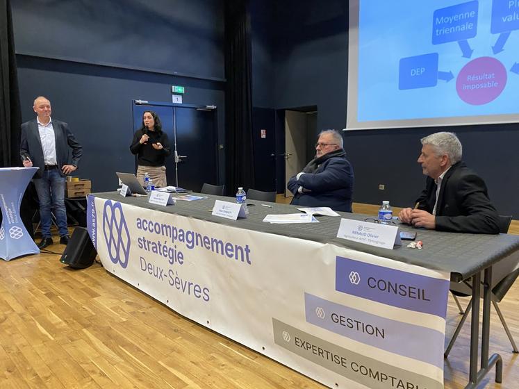 Sébastien Caulliez (conseiller entreprises) et Mélanie Pelletier (expert-comptable) ont illustré leurs propos sur la transmission à travers les témoignages d'agriculteurs, cédant et futur cédant.