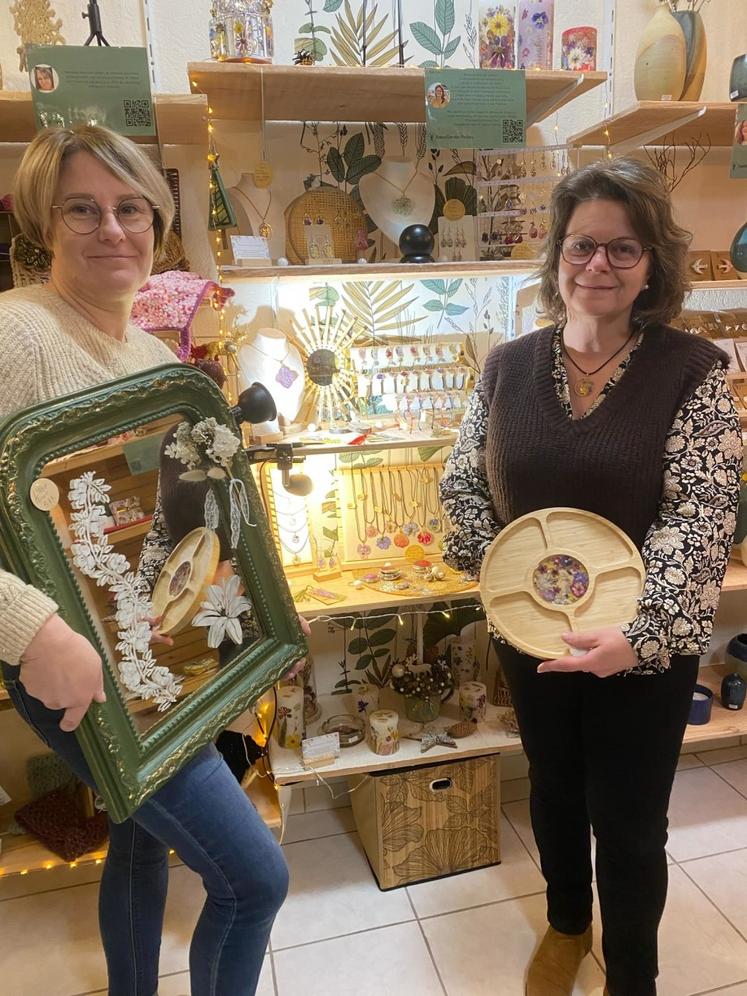 
Nathalie (à droite) crée des bijoux résine avec des fleurs de son jardin. Pauline fait du relooking de meuble et d'objet (dont le miroir). Elle expose comme 21 autres créateurs à la boutique Pwatoo'créa à Neuville-de-Poitou, ouverte depuis le 3 décembre.