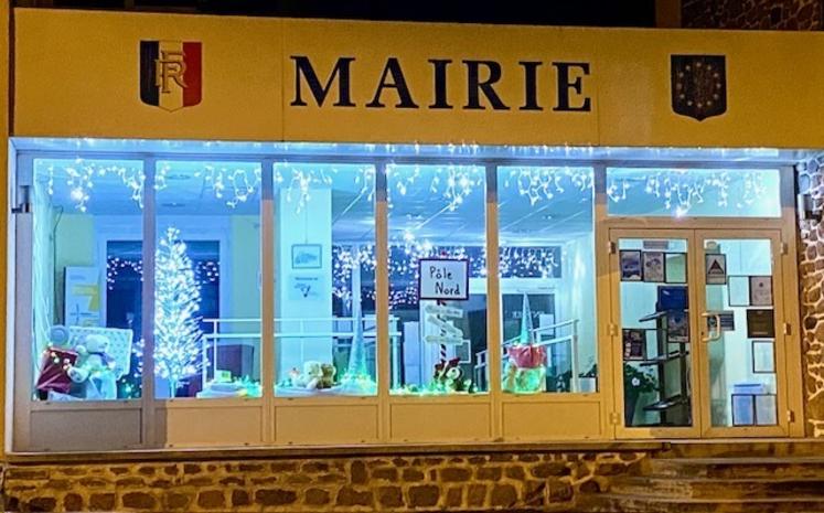 À Moulismes, la vitrine de la mairie donne directement sur la N147. Un terrain de jeu idéal pour des décorations réalisées par Christelle Robuchon,1re adjointe. La vitrine des grands magasins de Paris, à l'échelle de Moulismes en quelque sorte ! Les enfants de l'école sont aussi sollicités.