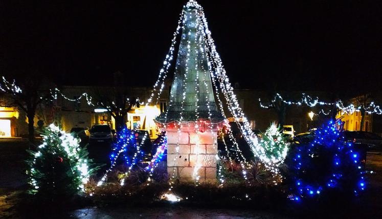 À Bonneuil-Matours, la fontaine historique matérialise le sapin avec l'installation de guirlandes lumineuses.