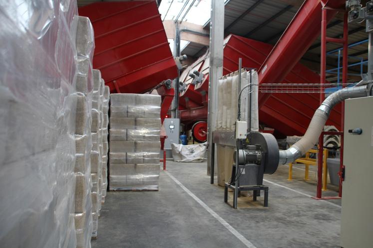 Le hangar de stockage de la paille s'étend sur 4 800 m2.