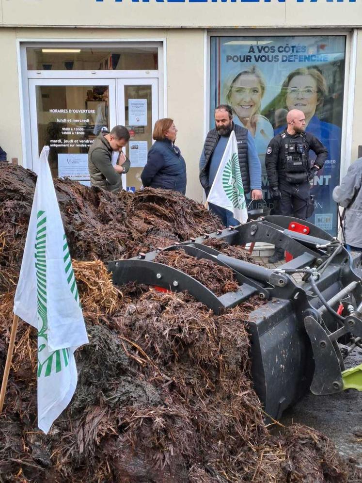 La permanence de la Caroline Colombier a été arrosée au lisier.
