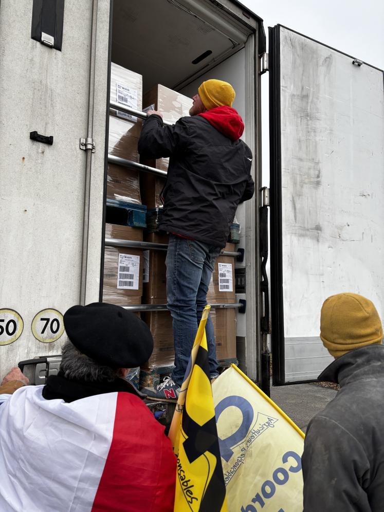 Plusieurs camions ont été ouverts pour vérifier la provenance et la destination des marchandises.