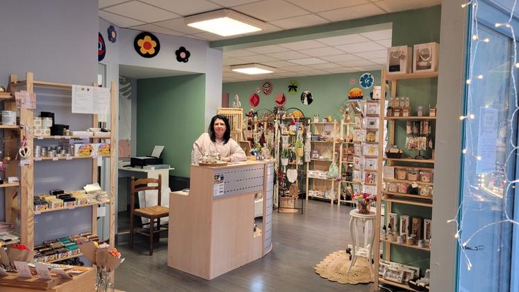 À Neuville-de-Poitou, Jessica Barthère préside l'association La Bande des créateurs. Dans la boutique, 29 créateurs de la Vienne, des Deux-Sèvres et des Charentes avec des bijoux, fleurs en crochets, savons, objets textiles