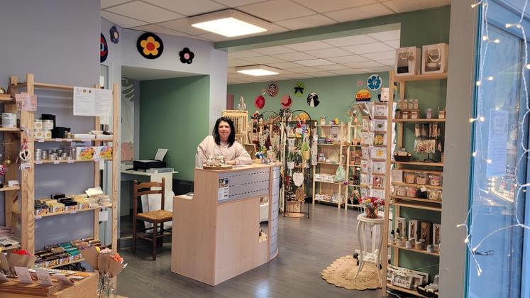 À Neuville-de-Poitou, Jessica Barthère préside l'association La Bande des créateurs. Dans la boutique, 29 créateurs de la Vienne, des Deux-Sèvres et des Charentes avec des bijoux, fleurs en crochets, savons, objets textiles