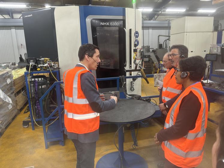 Sébastien Caré (à gauche) a fait visiter son entreprise à Serge Boulanger (préfet) et Judicaële Ruby (sous-préfète de Châtellerault). 