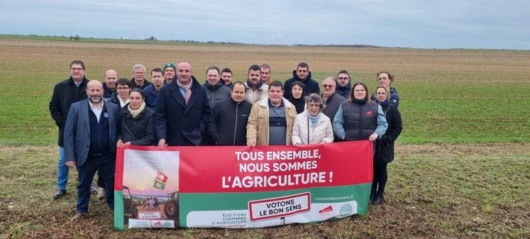 Autour de Denis Mousseau (Fnsea 79) et Romain Auzanneau (JA 79), les candidats de la liste commune affichent leur résolution : "Tous ensemble, nous sommes l'agriculture".