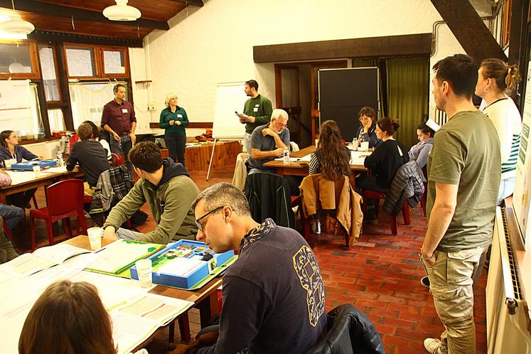 Séances de travail en ateliers pour les participants.