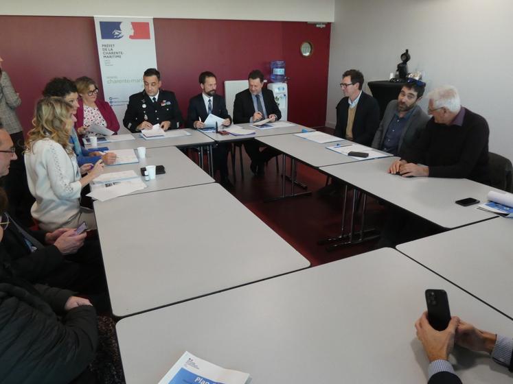 Les représentants de la filière viticole et de l'État ont signé cette convention le 12 décembre dernier à Archiac.