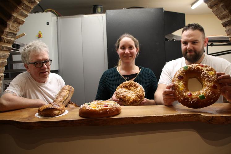 De gauche à droite, Patrice Charbonneau, le boulanger, Isabelle Jacquemin, la patronne et son compagnon Kelyan Emery, en reconversion vers la boulangerie. L'heure est à la galette des rois et frangipane dont la recette a été transmise avec émotion par le doyen de la boulangerie.