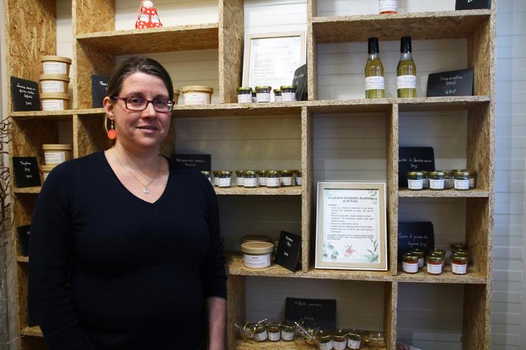 Gaëlle Audinet propose à la vente des poudres d'aromates et de fruits, des sirops, et des tisanes.